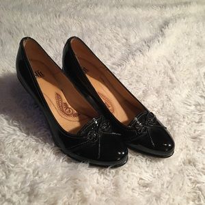 Sofft Women’s Shiny black heel shoe 9M